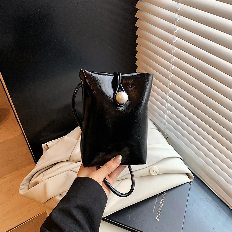Damen elegante Clutch mit Perlenakzent Nord Taschen