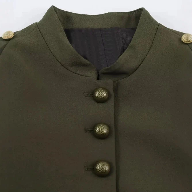 Damen Kurzjacke im Militärlook mit Stehkragen, goldenen Epauletten und dekorativen Zierknöpfen Nord Taschen