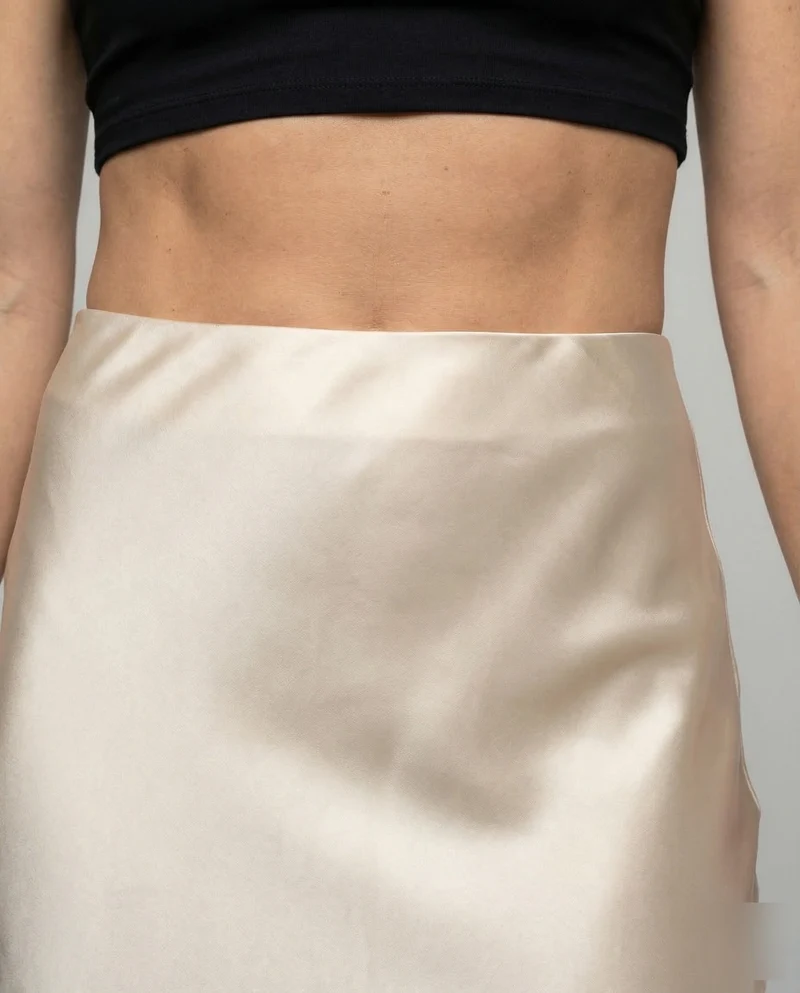Damen Schräg geschnittener Maxirock Satin-Finish