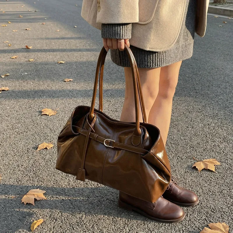 Damen elegante Handtasche mit glänzendem Finish Nord Taschen