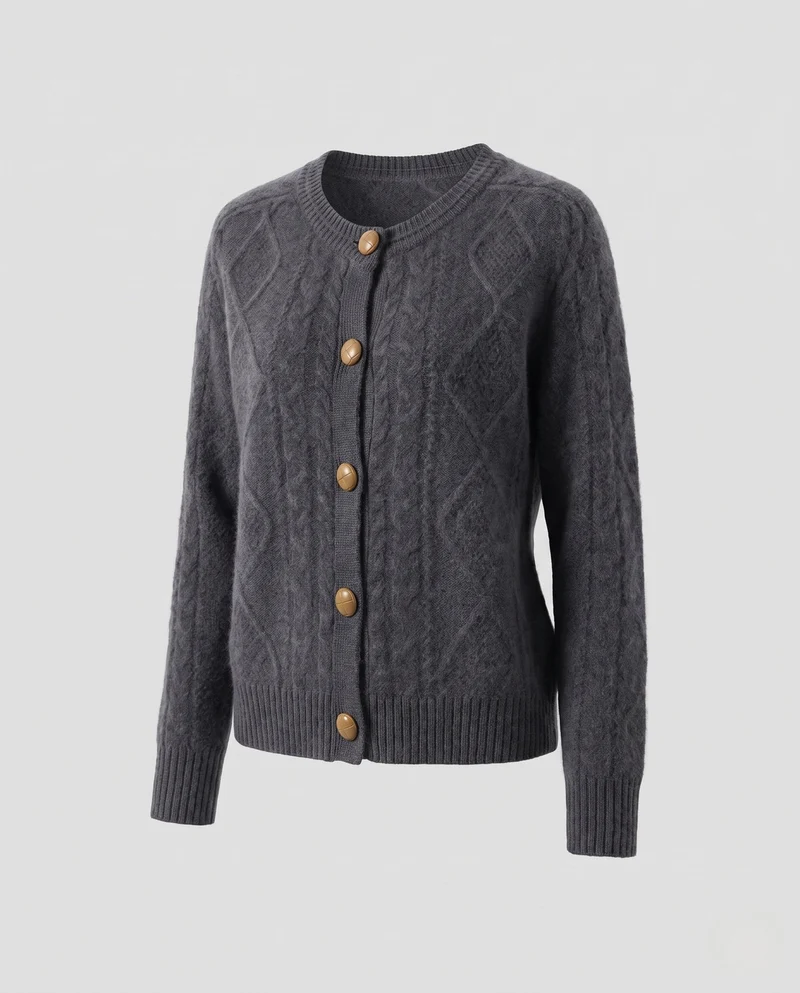 Damen Flauschiger Kurzcardigan mit Zopfstruktur, Rundhals und dekorativen Knöpfen Nord Taschen