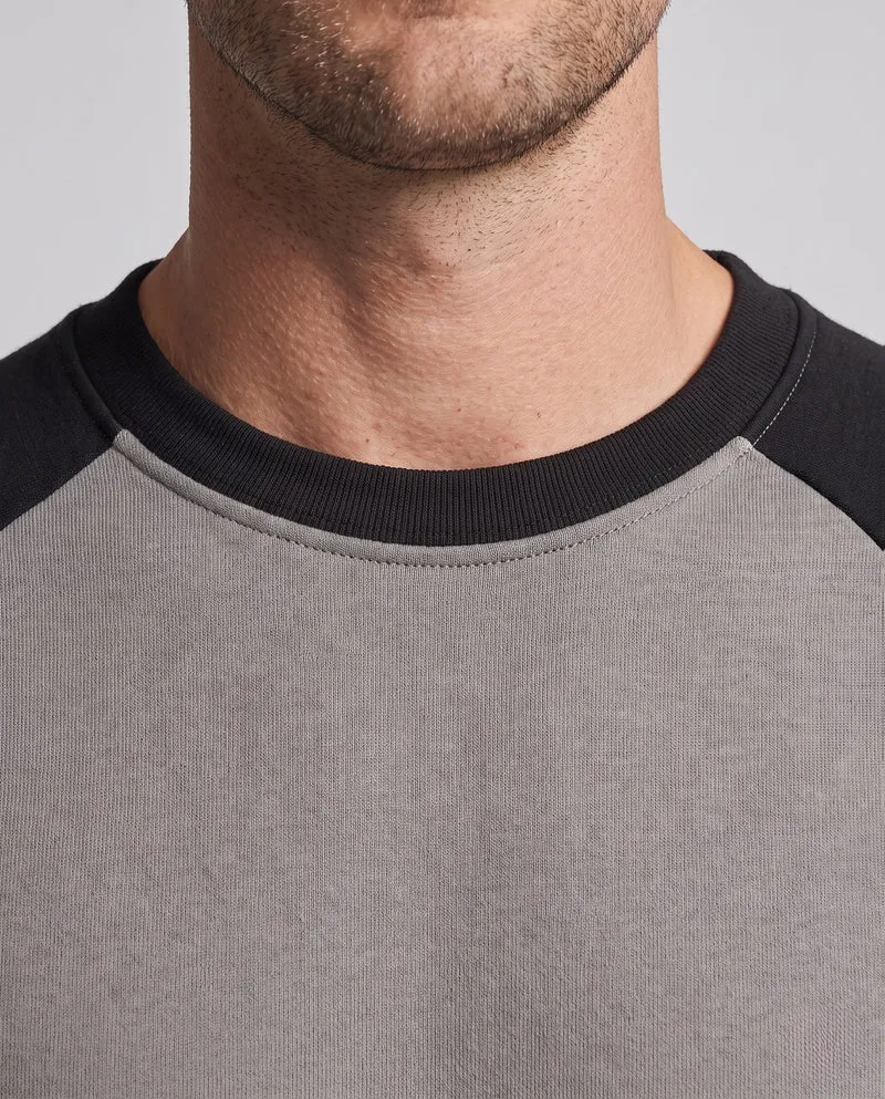 Unisex Raglan-Sweatshirt mit angerauter Fleece-Innenseite, Kontrastärmeln & geripptem Saum