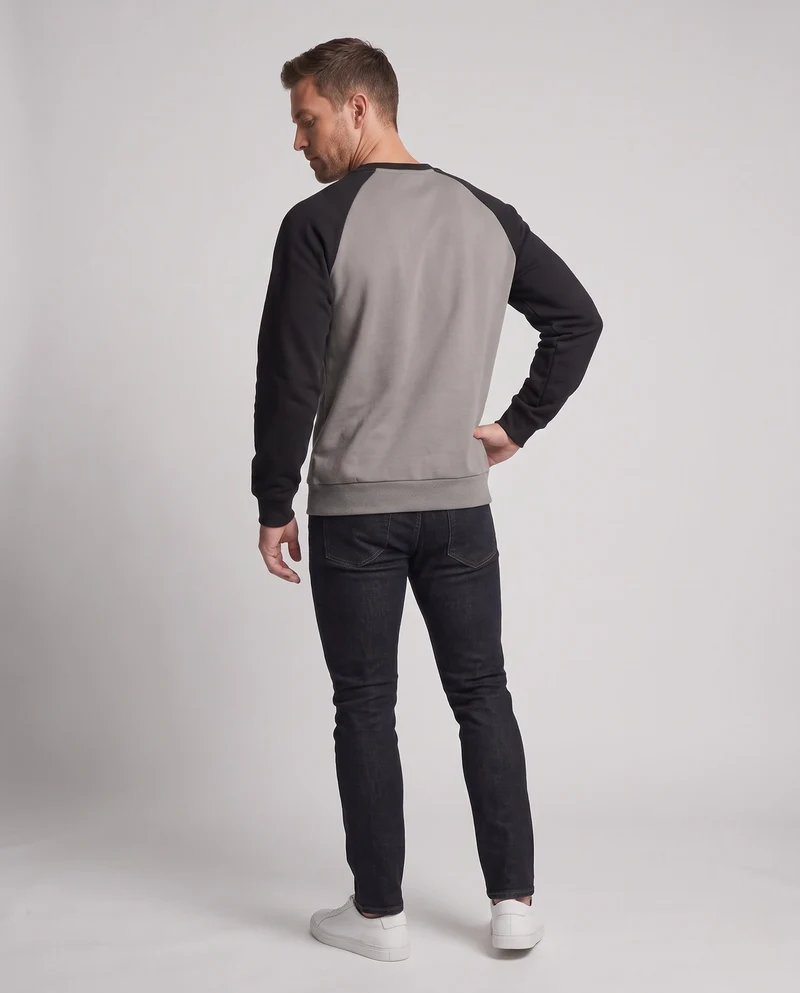 Unisex Raglan-Sweatshirt mit angerauter Fleece-Innenseite, Kontrastärmeln & geripptem Saum