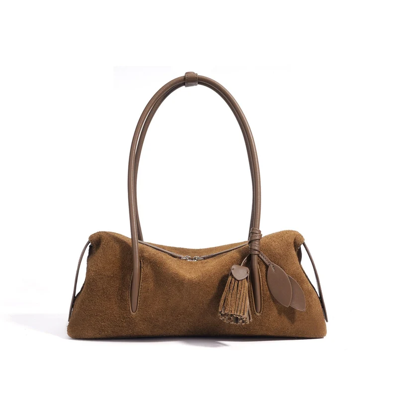 Nord Taschen | Damen Schultertasche mit Quaste und Blattanhänger Detail