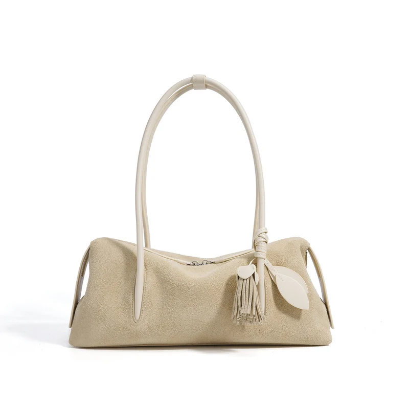 Nord Taschen | Damen Schultertasche mit Quaste und Blattanhänger Detail