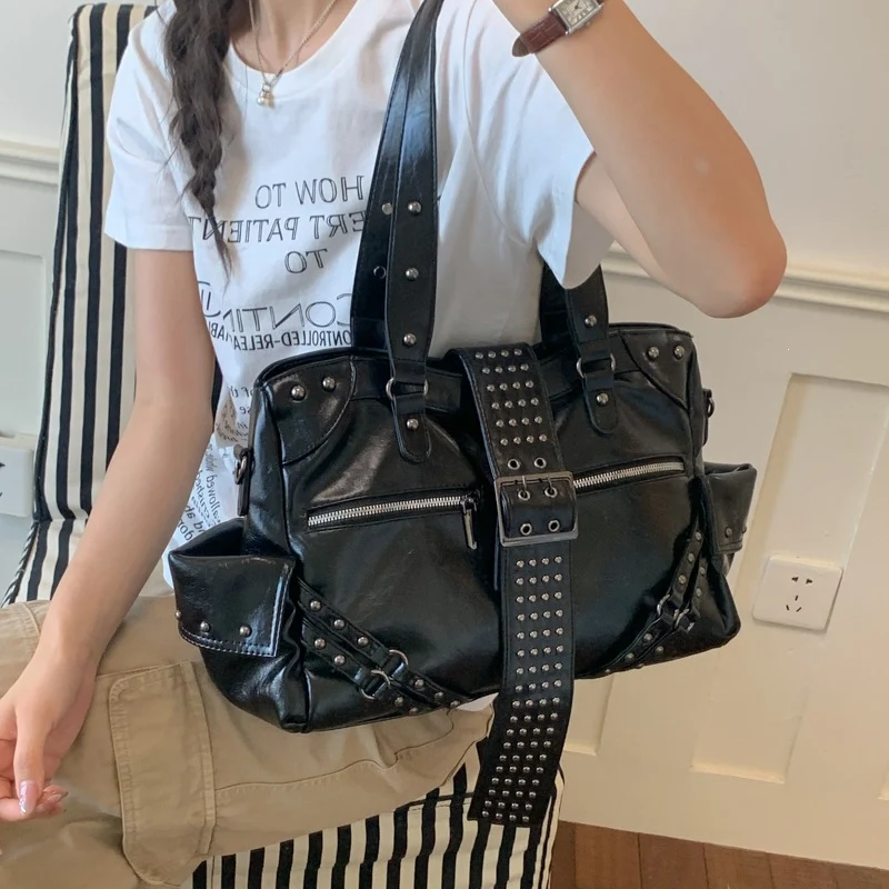 Damen Schultertasche im angesagten Rock-Stil mit dekorativen Nieten Nord Taschen
