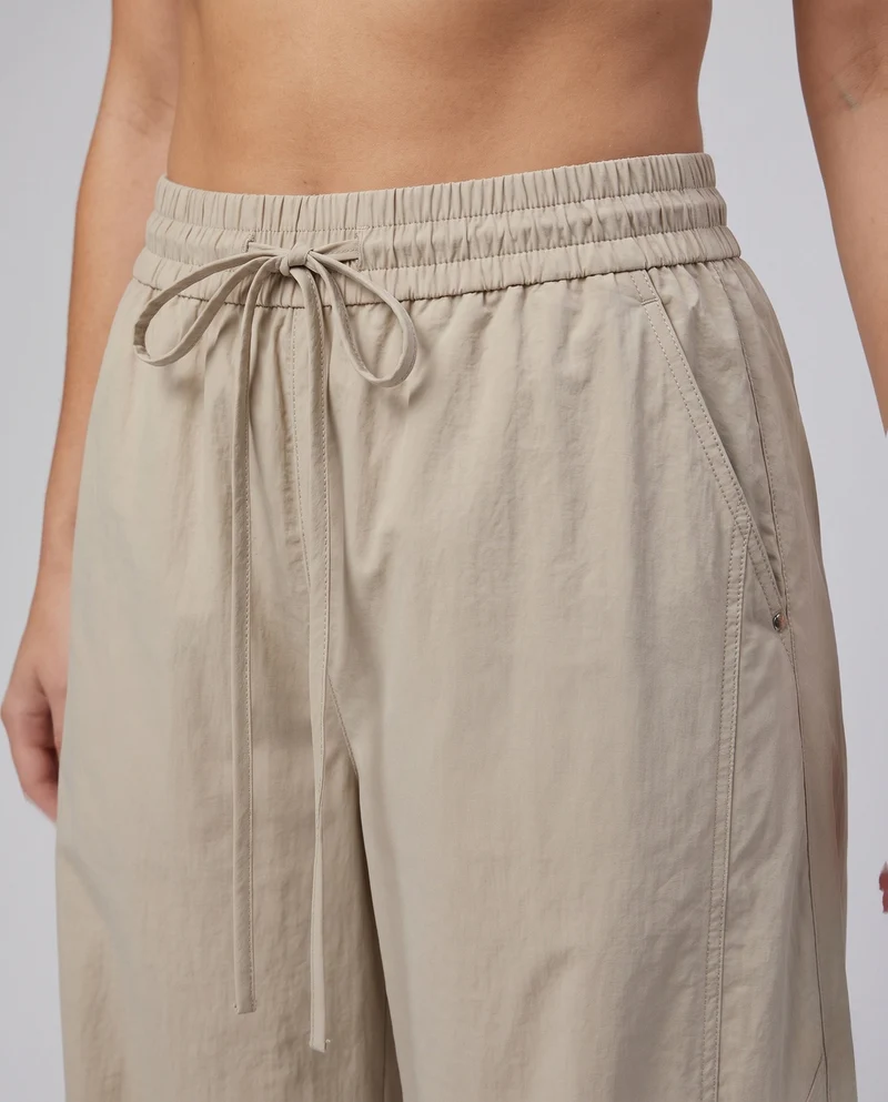 Damenweite Palazzo-Hosen im Tech-Look mit Kordelzug und entspannter Silhouette Nord Taschen