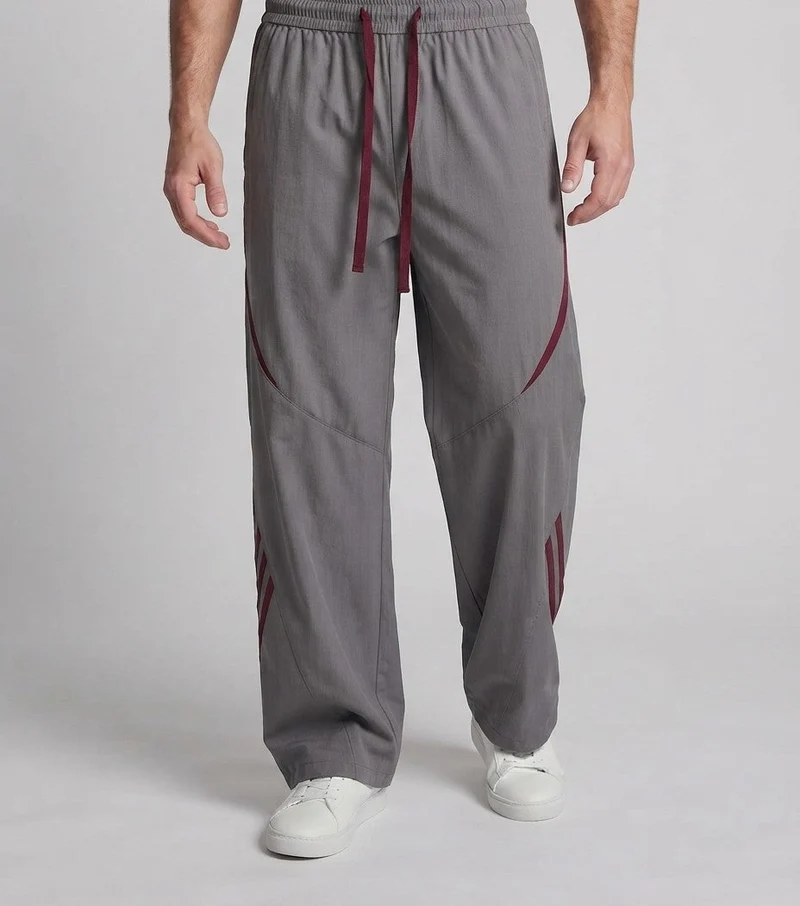 Herren Extra Breite Nylon Jogginghosen im Baggy-Schnitt mit Kordelzug, dekorativen Paneelen und seitlichen Kontraststreifen Nord Taschen