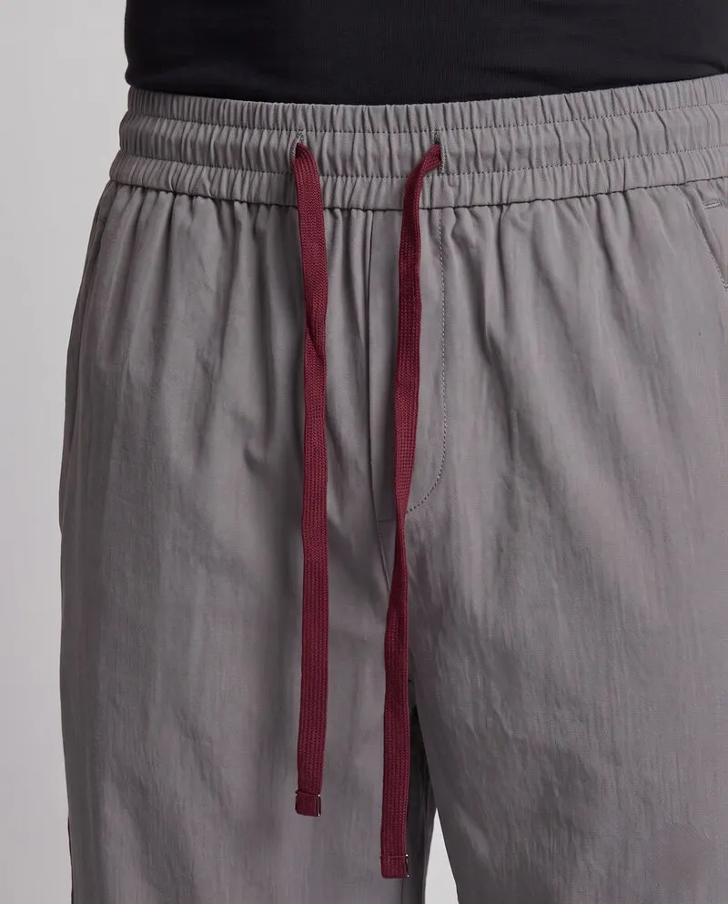 Herren Extra Breite Nylon Jogginghosen im Baggy-Schnitt mit Kordelzug, dekorativen Paneelen und seitlichen Kontraststreifen Nord Taschen