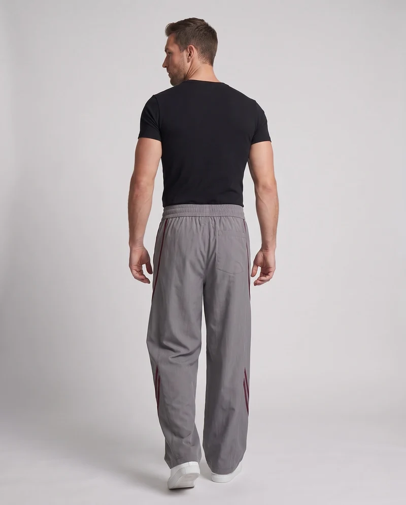 Herren Extra Breite Nylon Jogginghosen im Baggy-Schnitt mit Kordelzug, dekorativen Paneelen und seitlichen Kontraststreifen Nord Taschen