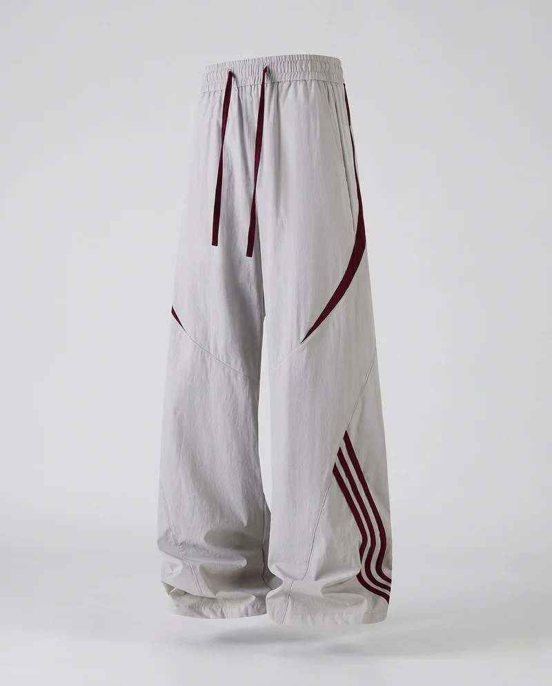 Herren Extra Breite Nylon Jogginghosen im Baggy-Schnitt mit Kordelzug, dekorativen Paneelen und seitlichen Kontraststreifen Nord Taschen