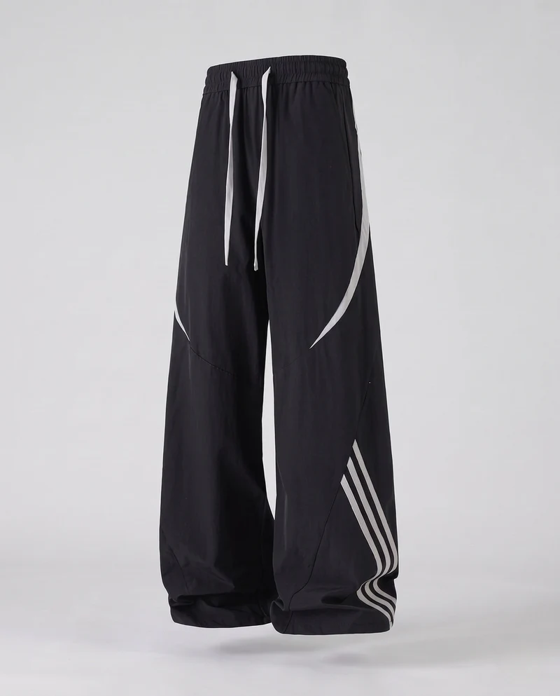 Herren Extra Breite Nylon Jogginghosen im Baggy-Schnitt mit Kordelzug, dekorativen Paneelen und seitlichen Kontraststreifen Nord Taschen