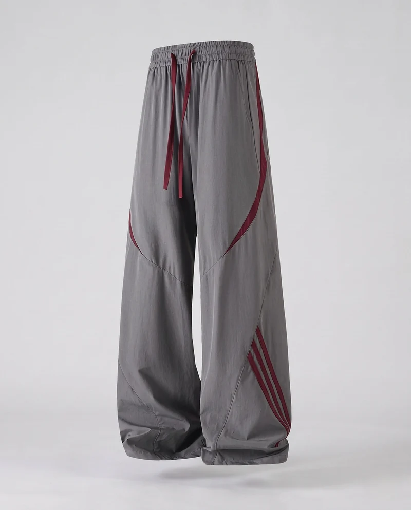 Herren Extra Breite Nylon Jogginghosen im Baggy-Schnitt mit Kordelzug, dekorativen Paneelen und seitlichen Kontraststreifen Nord Taschen