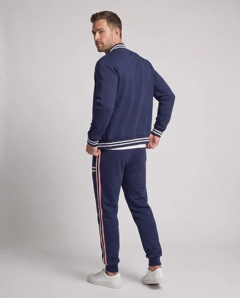 Männliches lässiges Lounge-Set mit College-Bomberjacke und gestreiften Jogginghosen Nord Taschen