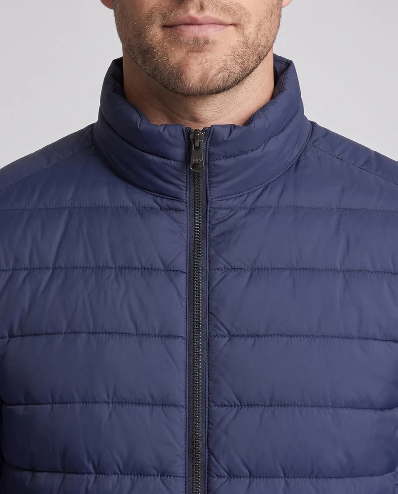 Herren kompakte verpackbare gesteppte Übergangsjacke mit Stehkragen und thermischer Füllung Nord Taschen