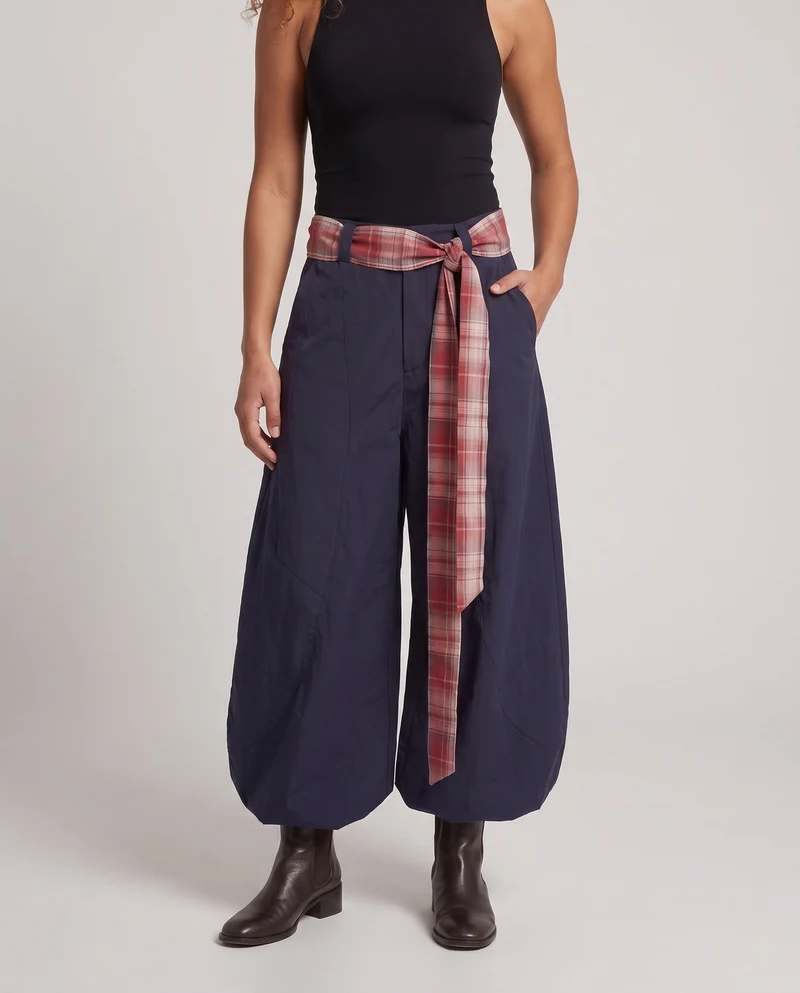 Damen locker sitzende modische Hose mit Gürtel Nord Taschen