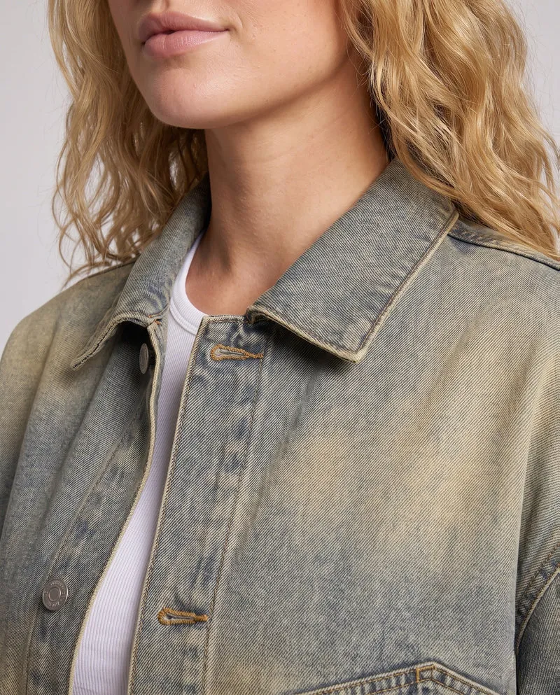 [Unisex] Oversize Denim-Überhemdjacke mit Vintage-Waschung und aufgesetzten Taschen