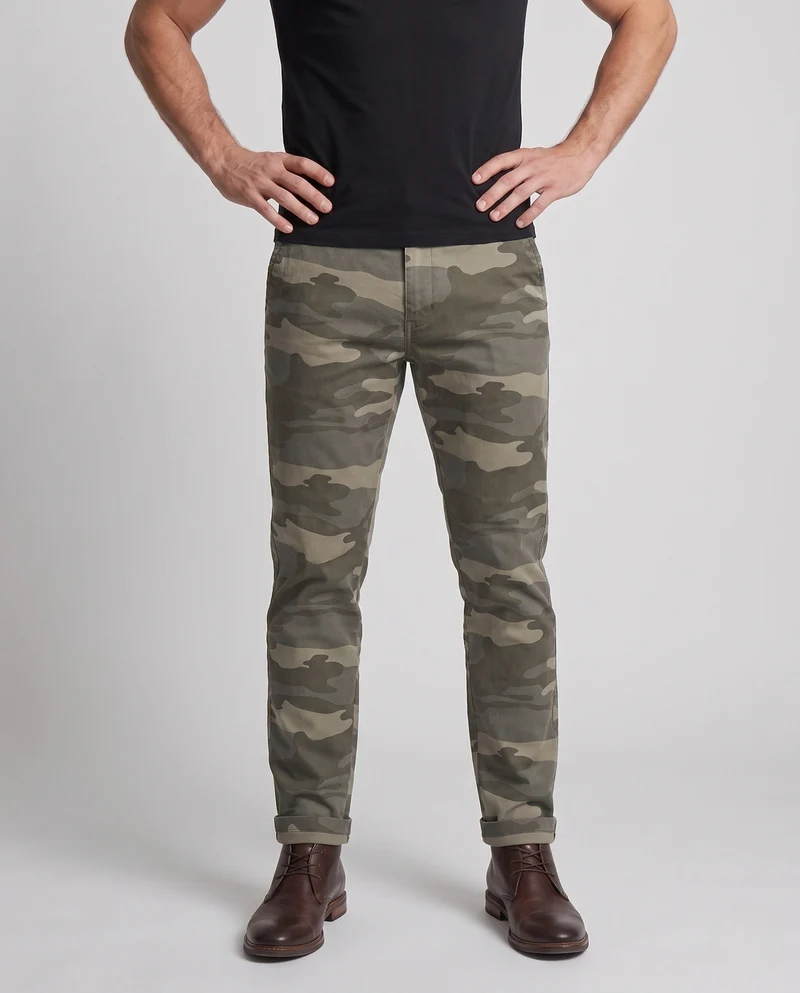 Herren Chino-Hosen im Camouflage-Design, maßgeschneidert und tapered mit aufgerolltem Saum Nord Taschen