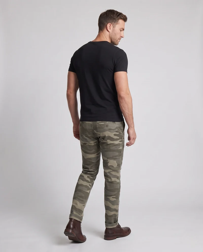 Herren Chino-Hosen im Camouflage-Design, maßgeschneidert und tapered mit aufgerolltem Saum Nord Taschen