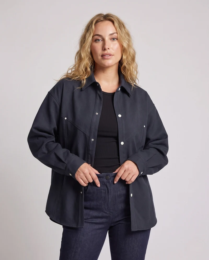 Unisex Oversize Hemdjacke im Boxy-Schnitt mit Druckknopfleiste & minimalistischem Workwear-Design