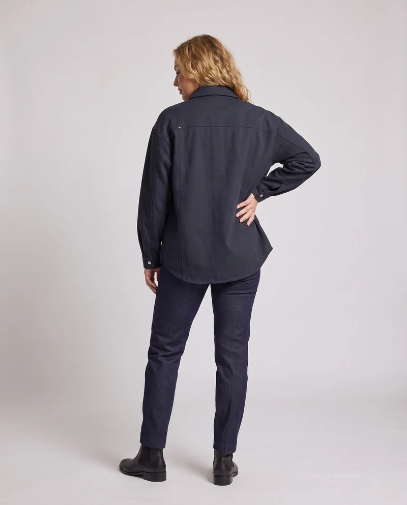 Unisex Oversize Hemdjacke im Boxy-Schnitt mit Druckknopfleiste & minimalistischem Workwear-Design