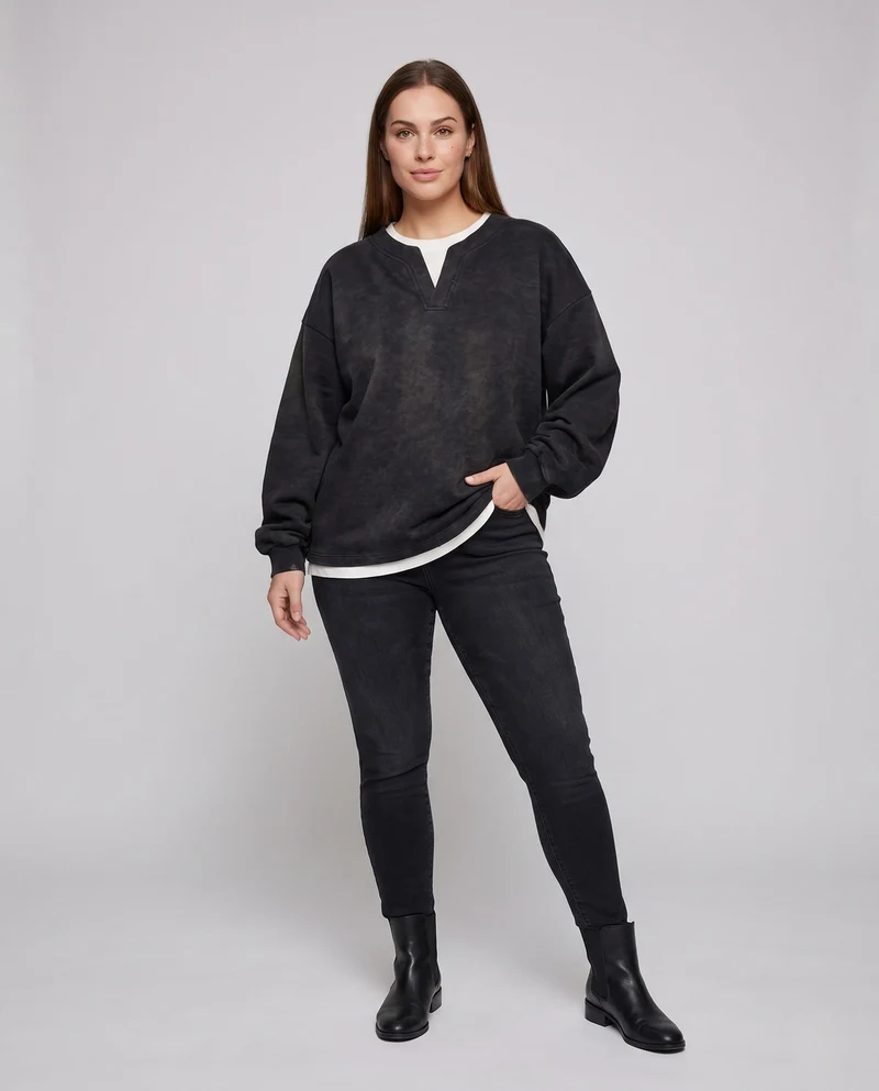 Unisex Oversize-Sweatshirt mit V-Einsatz, Lagenoptik und Vintage-Washed Finish