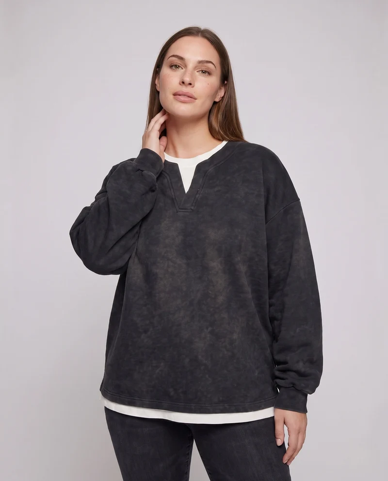 Unisex Oversize-Sweatshirt mit V-Einsatz, Lagenoptik und Vintage-Washed Finish