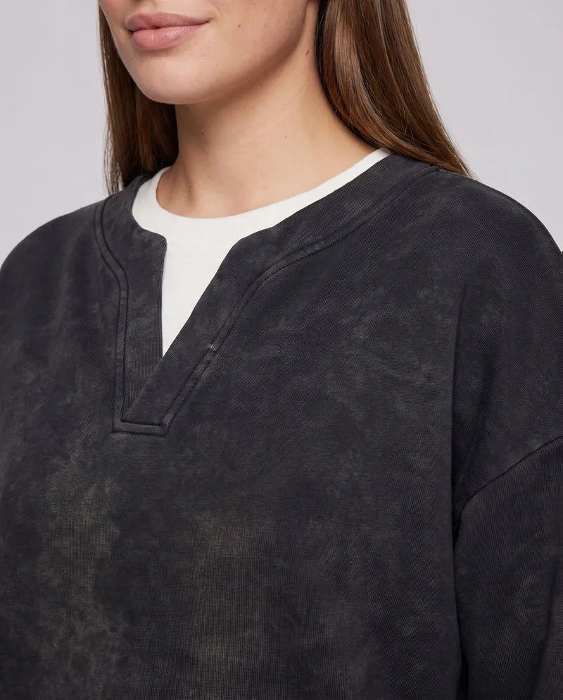 Unisex Oversize-Sweatshirt mit V-Einsatz, Lagenoptik und Vintage-Washed Finish