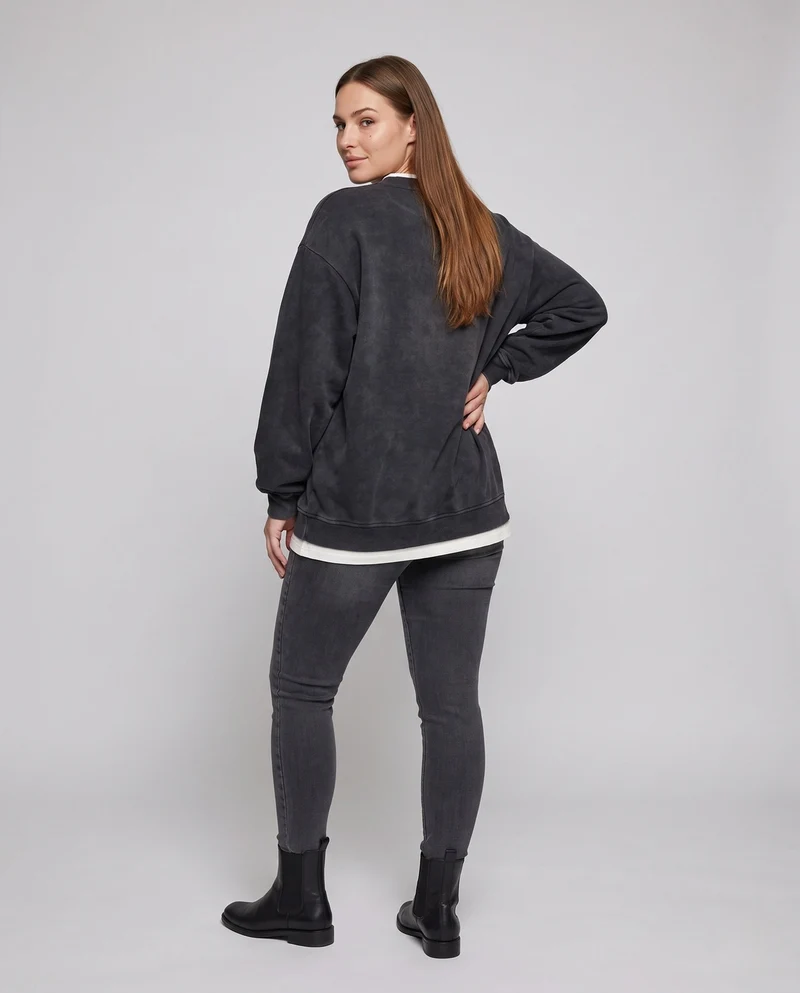 Unisex Oversize-Sweatshirt mit V-Einsatz, Lagenoptik und Vintage-Washed Finish