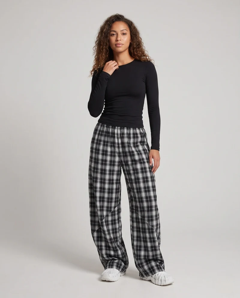 Damenmode Karottenhose mit kariertem Muster Nord Taschen