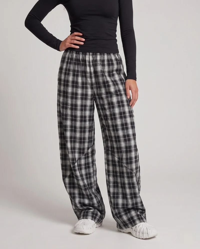 Damenmode Karottenhose mit kariertem Muster Nord Taschen