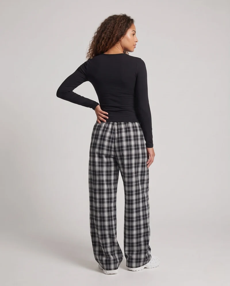 Damenmode Karottenhose mit kariertem Muster Nord Taschen
