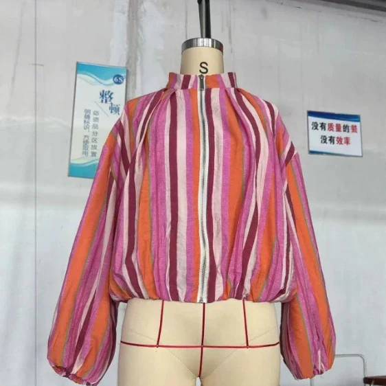 Damen Gestreifte Cropped Blousonjacke mit Stehkragen, Reißverschluss und Ballonärmeln Nord Taschen