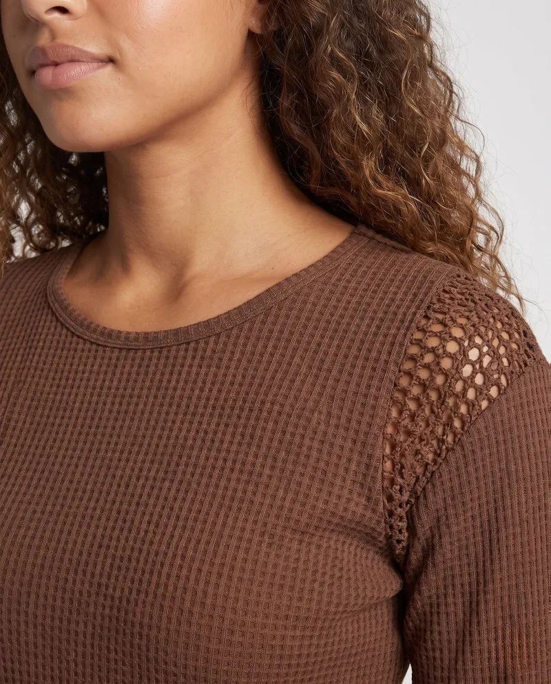 Damen Leichter Waffelstrickpullover mit Rundhalsausschnitt und Häkel-Schulterdetails Nord Taschen