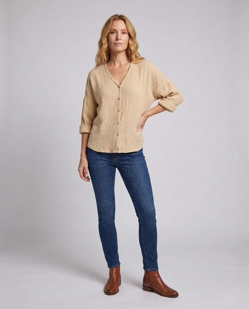 Damen leichte Baumwollgaze-Bluse mit V-Ausschnitt, durchgehender Knopfleiste und oversized Schnitt Nord Taschen