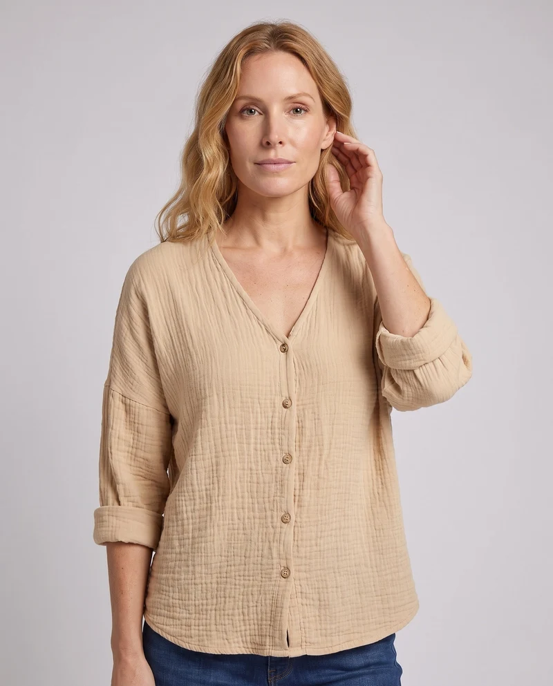 Damen leichte Baumwollgaze-Bluse mit V-Ausschnitt, durchgehender Knopfleiste und oversized Schnitt Nord Taschen