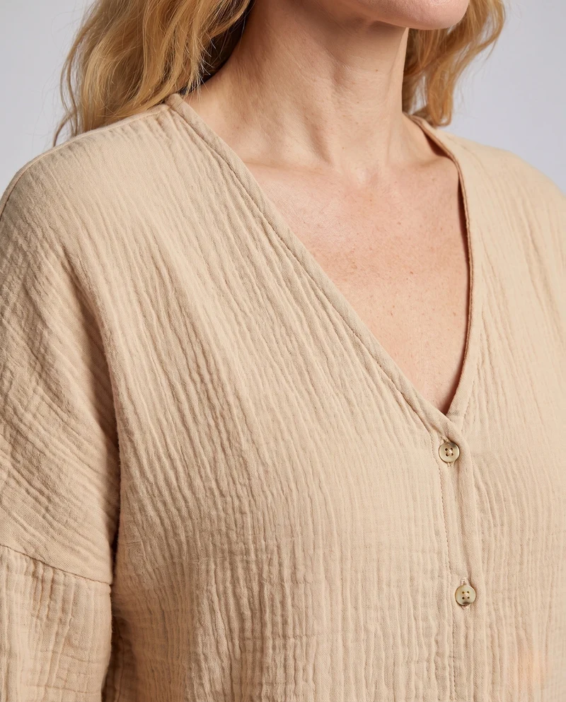 Damen leichte Baumwollgaze-Bluse mit V-Ausschnitt, durchgehender Knopfleiste und oversized Schnitt Nord Taschen