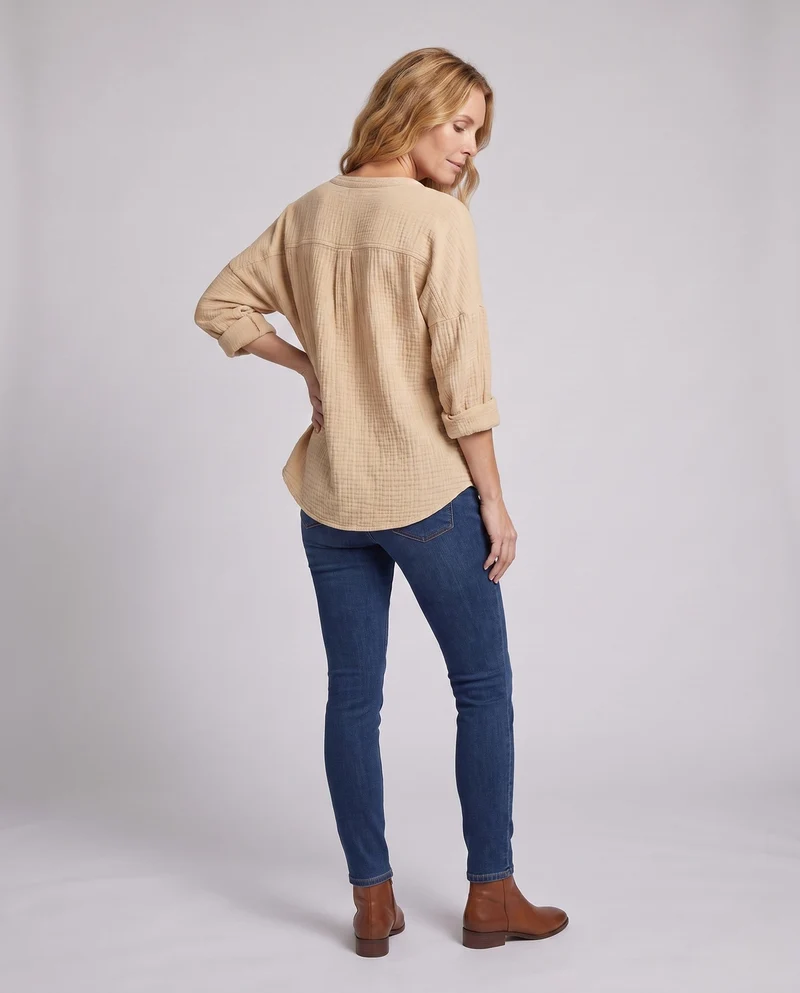 Damen leichte Baumwollgaze-Bluse mit V-Ausschnitt, durchgehender Knopfleiste und oversized Schnitt Nord Taschen