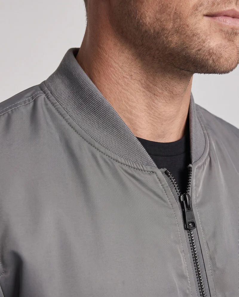 Herren isolierte MA-1 Bomber im Utility-Look mit Armtasche und geripptem Saum Nord Taschen