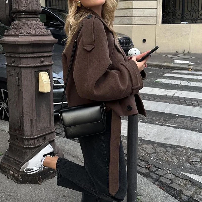 Damen Kurzschnitt Woll-Cabanjacke mit breitem Revers, Bindegürtel und Krempelärmeln Nord Taschen