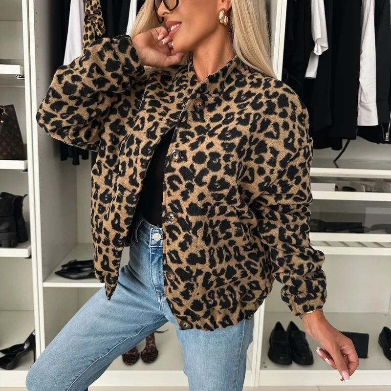 Damen Kurzjacke im Leopardenprint mit Stehkragen, Knopfleiste und elastischem Saum Nord Taschen