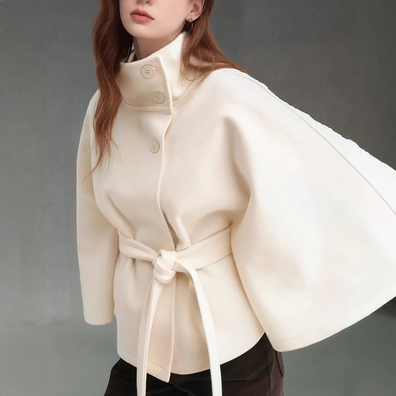 Damen Kurzcape-Jacke mit hohem Stehkragen, Bindegürtel und kastiger Silhouette Nord Taschen