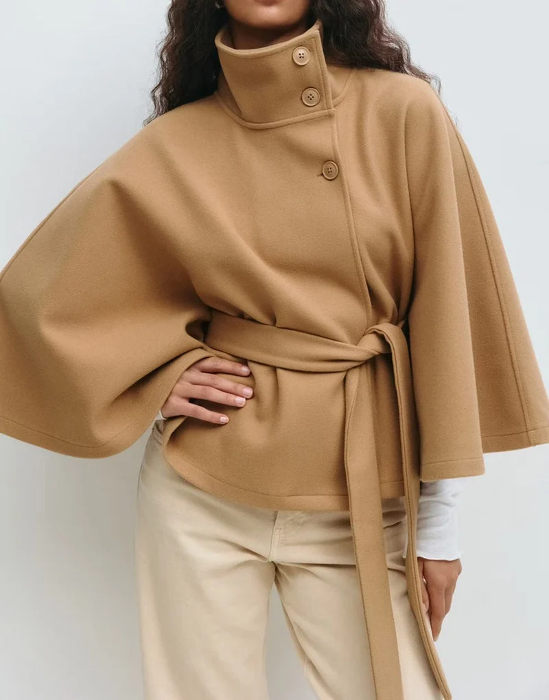Damen Kurzcape-Jacke mit hohem Stehkragen, Bindegürtel und kastiger Silhouette Nord Taschen