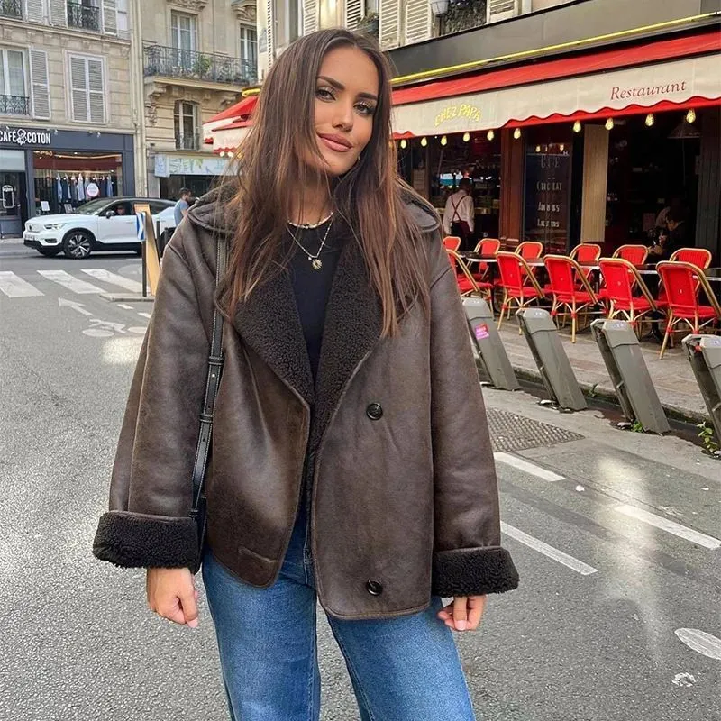 Damen Kurz geschnittener Kunstlammfell-Bomber mit Teddyfutter und Knopfverschluss Nord Taschen