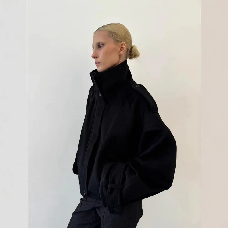 Damen Kurz geschnittene Oversize-Wolljacke mit hohem Stehkragen, Schulterklappen und verstellbaren Ärmelriegeln Nord Taschen