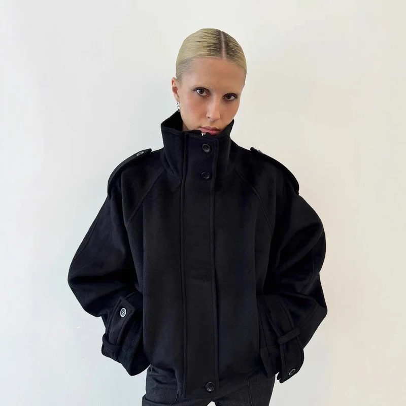 Damen Kurz geschnittene Oversize-Wolljacke mit hohem Stehkragen, Schulterklappen und verstellbaren Ärmelriegeln Nord Taschen