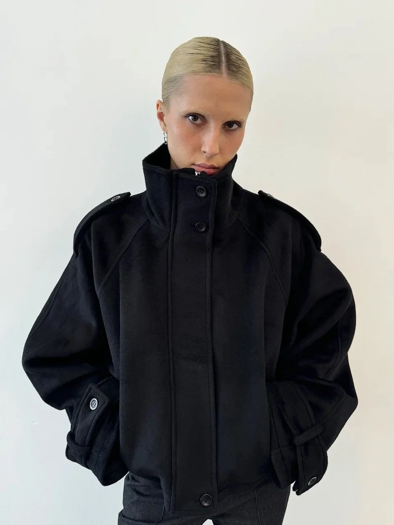 Damen Kurz geschnittene Oversize-Wolljacke mit hohem Stehkragen, Schulterklappen und verstellbaren Ärmelriegeln Nord Taschen