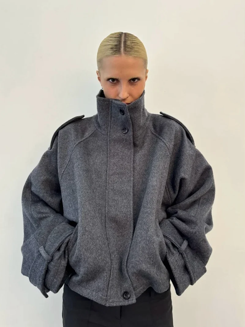 Damen Kurz geschnittene Oversize-Wolljacke mit hohem Stehkragen, Schulterklappen und verstellbaren Ärmelriegeln Nord Taschen