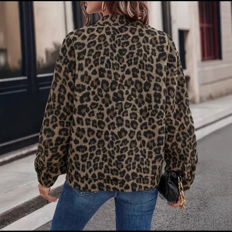 Damen Kurz geschnittene Kuscheljacke im Leo-Fleece mit Stehkragen und Druckknöpfen Nord Taschen