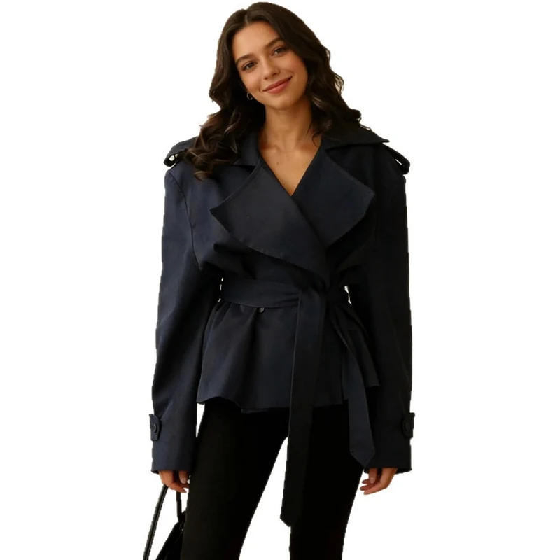 Damen Cropped-Trenchjacke mit doppelter Knopfleiste, Taillengürtel und Schulterriegeln Nord Taschen